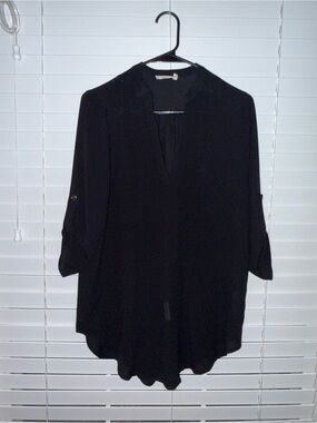 Lush Black V-Neck Roll-Tab Tunic Blouse